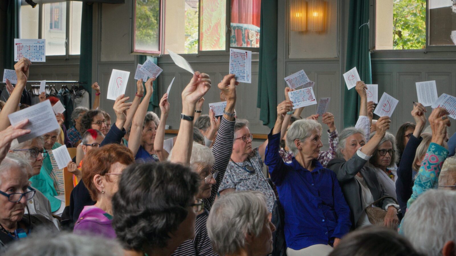 Filmstill: TROP CHAUD – KLIMASENIORINNEN VS. SWITZERLAND (Lebensreise)