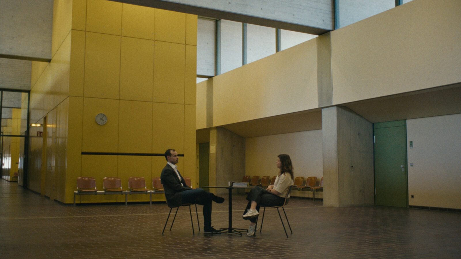 Filmstill: WAS AN EMPFINDSAMKEIT BLEIBT